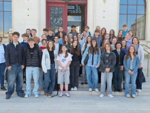 2026_Schuelergruppe-vor-Rathaus