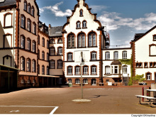 C_schulhof.a-gebaeude